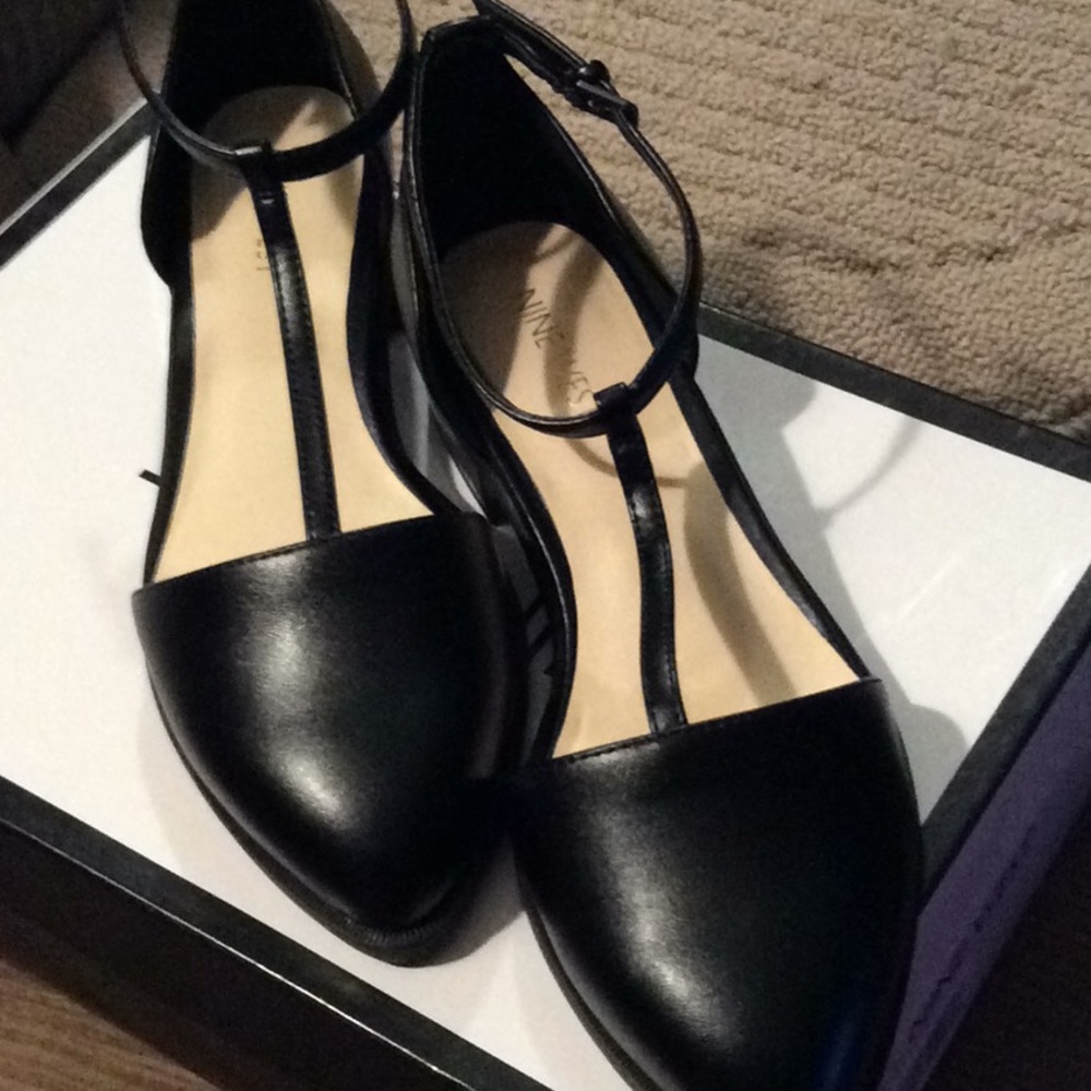 NWT Nine West t-strap shoes. Low heel for comfort.